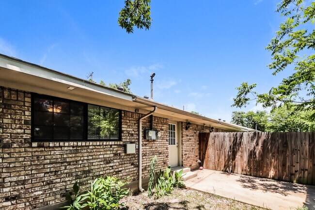 Building Photo - Charming 2BR/1BA Sherman Townhome with Private Fenced Backyard – Move-In Ready