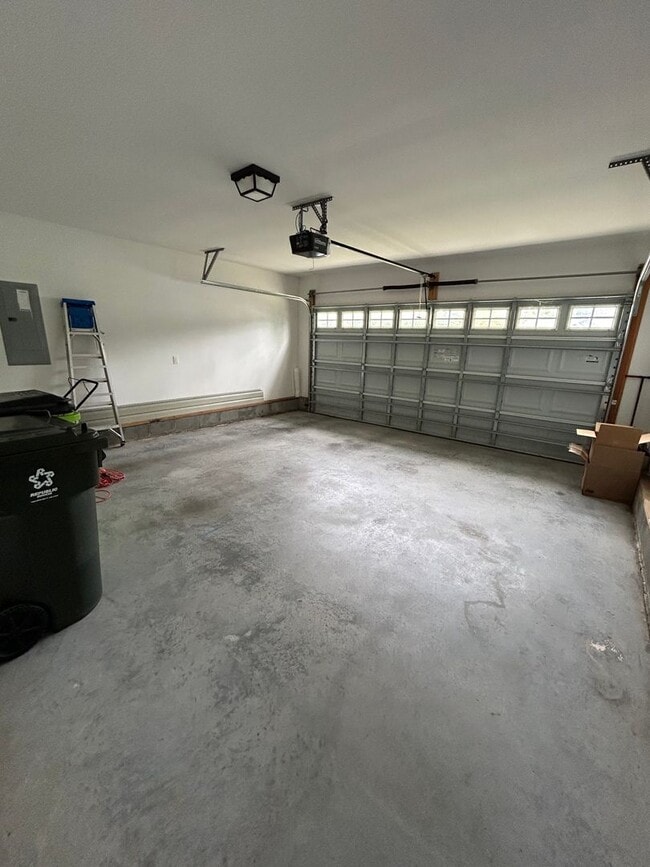 Building Photo - 3 Bedroom 2 Bath