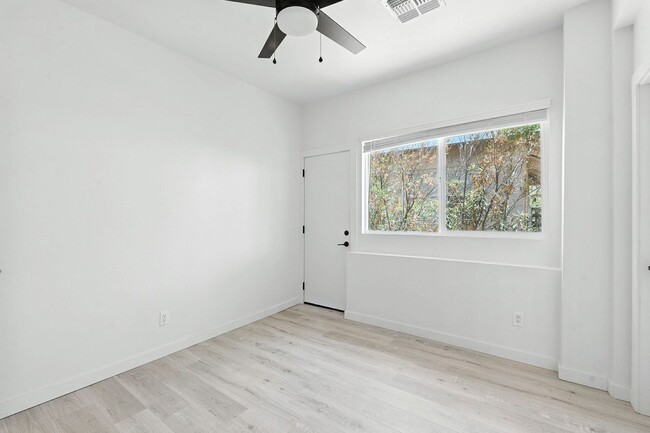 Building Photo - 840 E 6th St