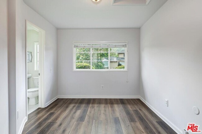 Building Photo - 4221 W Toluca Lake Ln