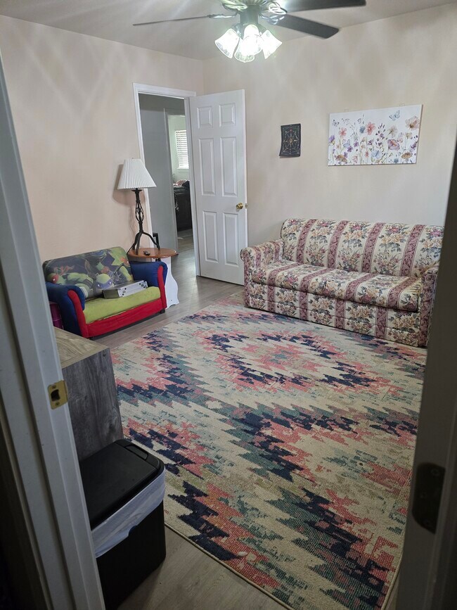 Building Photo - 1004 W Yucca Ave