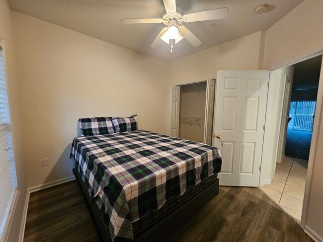 Building Photo - 5840 Longwood Dr