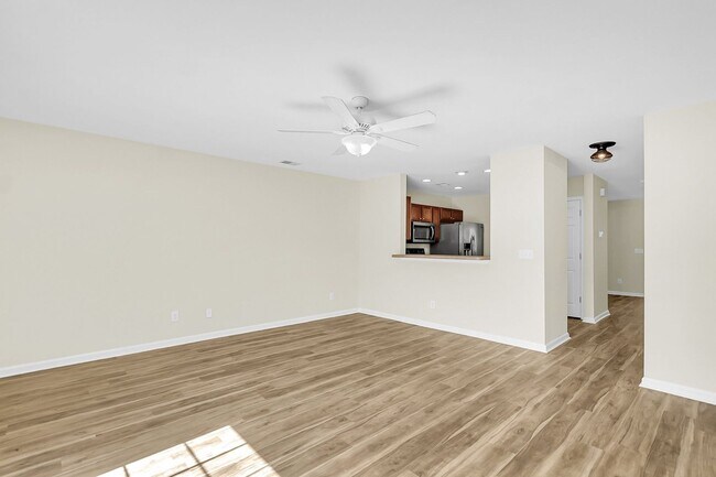 Building Photo - Easy, Modern Comfort in a Prime Charleston Location!