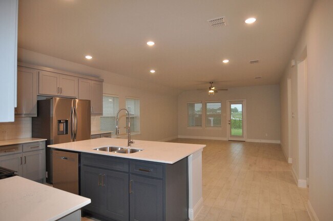 Building Photo - Modern traditional 3-2-2 in Princeton!