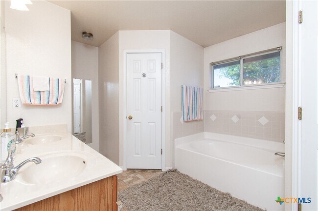 Building Photo - 211 Sims Ridge Dr
