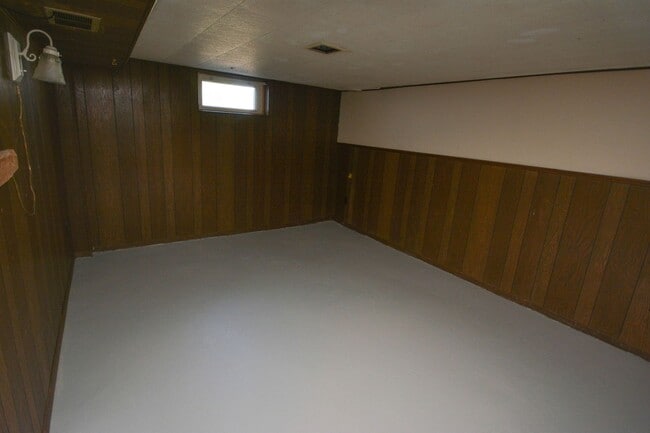 Building Photo - 3 bedroom home on corner lot with beautiful hardwood floors!