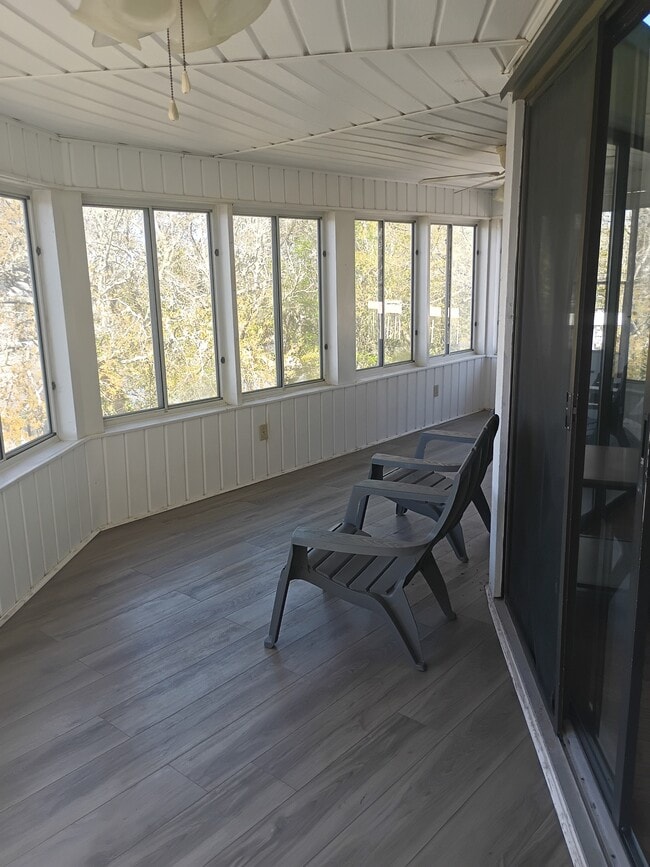 Building Photo - 111 S Oak Ct