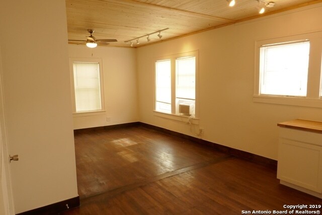 Building Photo - 2/1 open concept great location central SA