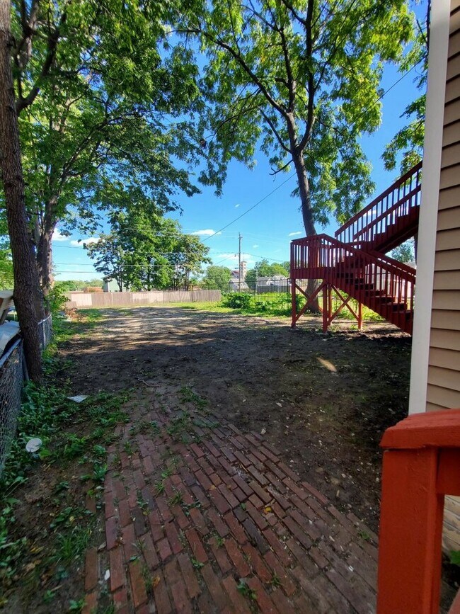 Building Photo - 22nd St Duplex - Near Drake University