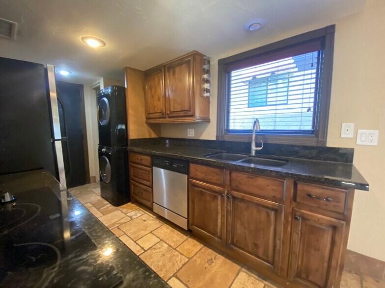 Building Photo - 1802 E Frier Dr