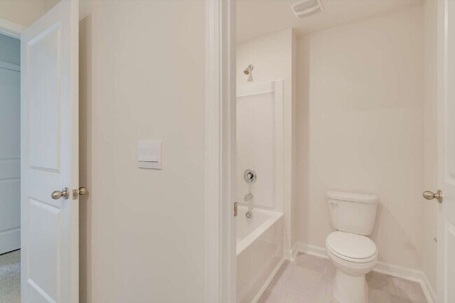 Building Photo - "Spacious 5-Bedroom Haven in Fuquay-Varina!"
