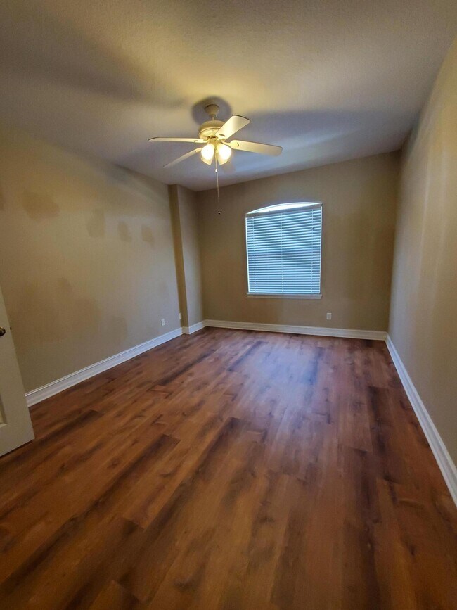 Building Photo - 1045 Venetian Dr