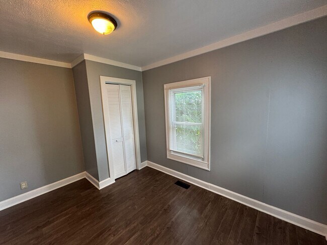 Building Photo - Christian Park 2 Bedroom 1 Bath