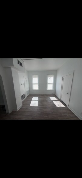 Building Photo - 152 E 107th St
