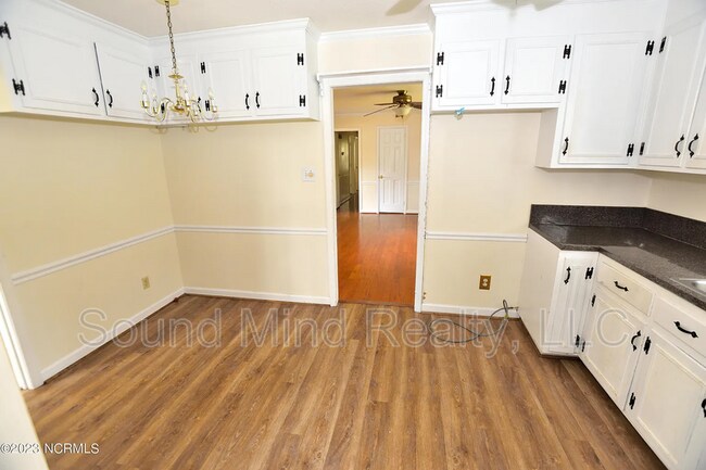 Building Photo - 1633 Country Club Rd