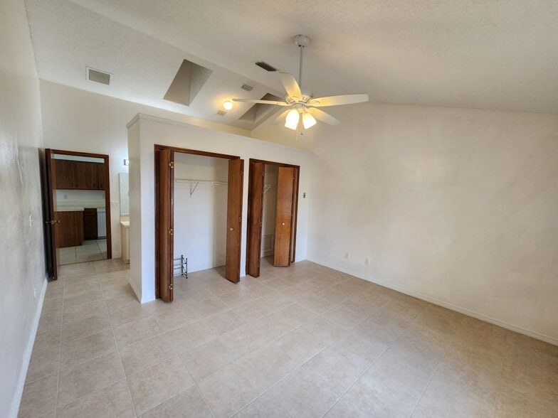 Building Photo - 818-817 7 Gables Cir SE