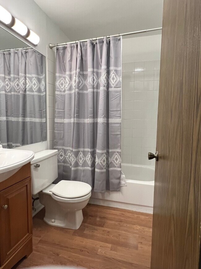 Building Photo - 225 Deerpath Ct