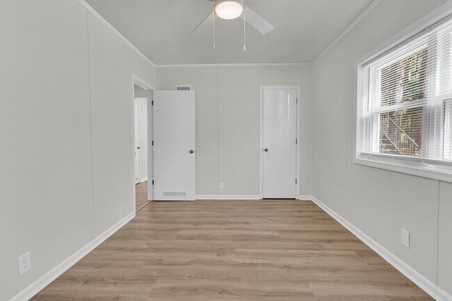 Building Photo - Charming 2BR/1BA Apartment in the Heart of Summerville