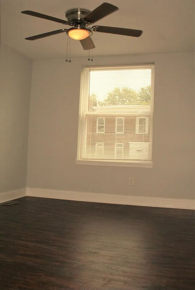 Building Photo - Spacious 4 Bedroom Home