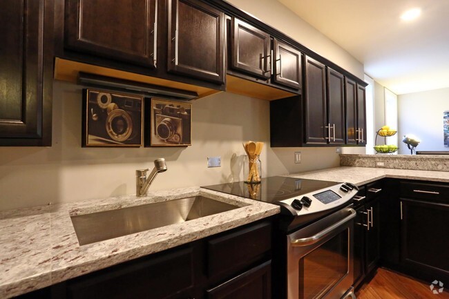 Kitchen - Somerset Place Apartments