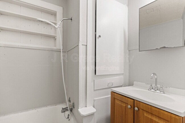 Building Photo - 802 W Navasota St