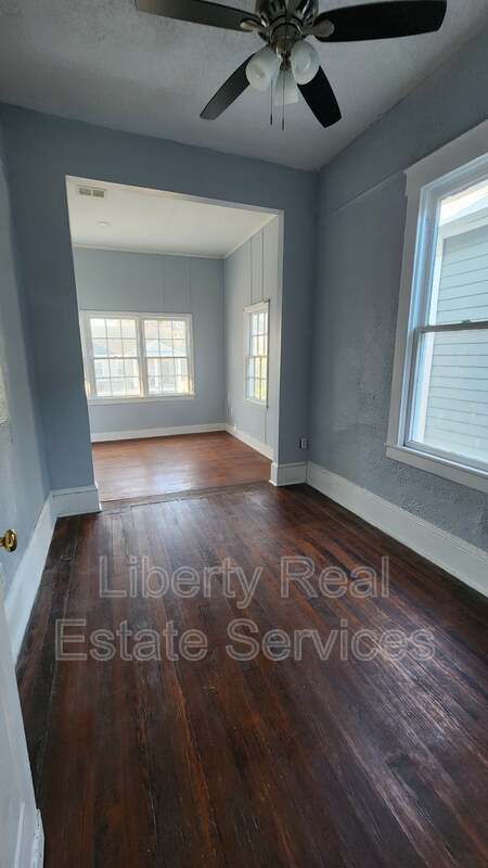 Building Photo - 826 E Duffy St