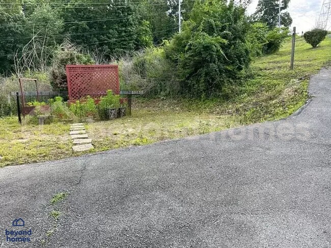 Building Photo - Updated 4-Bed Home Minutes from Downtown C...