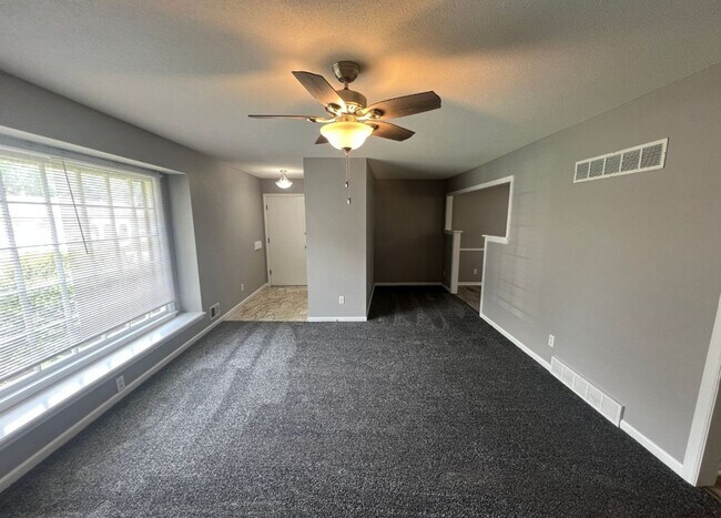 Building Photo - Renovated 2 Bed, 3 Bath Duplex with Finish...