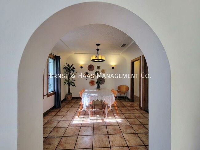 Building Photo - 1911 Cedar Ave