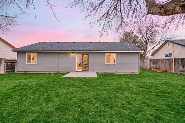 Building Photo - GREAT LOCATION - 3bd/2ba Home w/Room to Park Your Toys!