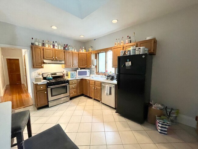 Building Photo - Top-Floor 4BR w/ Balcony | Mission Hill | Student OK | 9/1