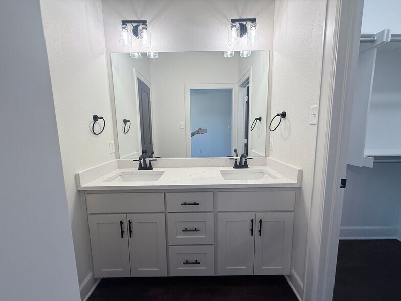 Building Photo - 616 Oak St