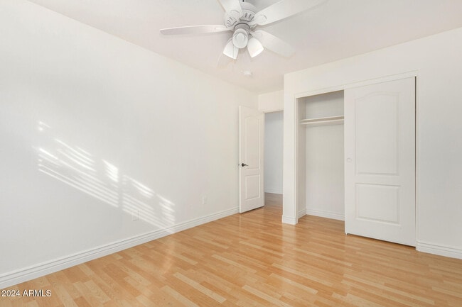 Building Photo - 8338 W Paradise Dr