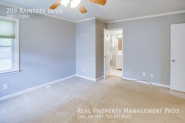 Building Photo - 209 Raintree Blvd