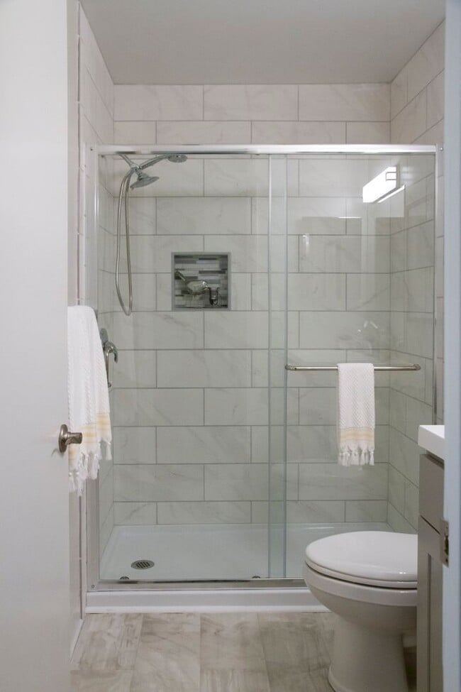 Building Photo - Two Bedroom Signature Style Apartment on t...