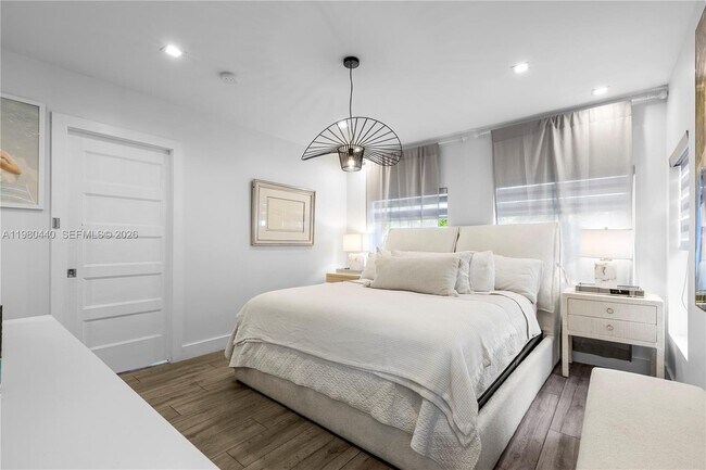 Building Photo - 1121 NE 85th St