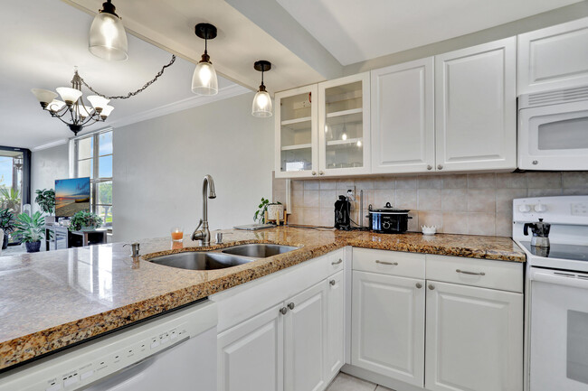 Building Photo - 13 Royal Palm Way