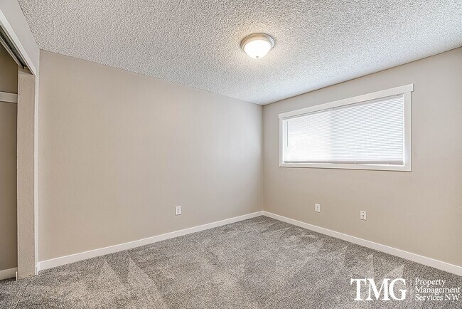 Building Photo - Bright Upper-Level 2 BD with Covered Deck