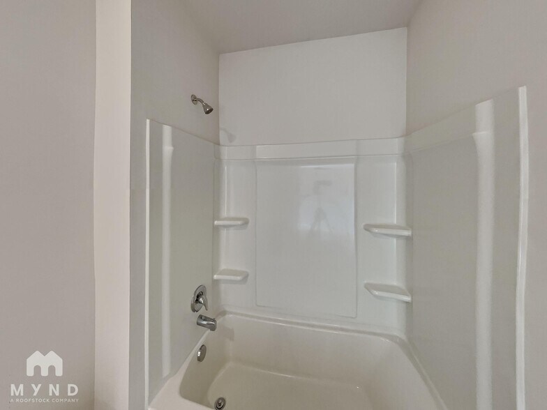 Building Photo - 10 Garden Hill Rd