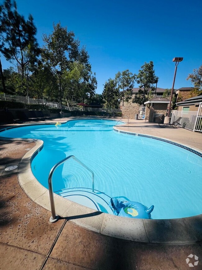 Building Photo - 2 bed 2 bath in Rancho Mission Trails