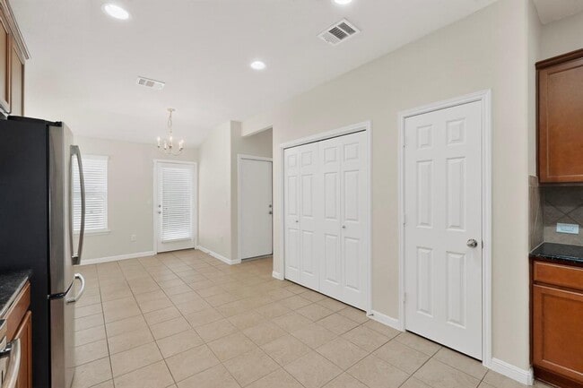 Building Photo - 18336 Friendship Hill Dr