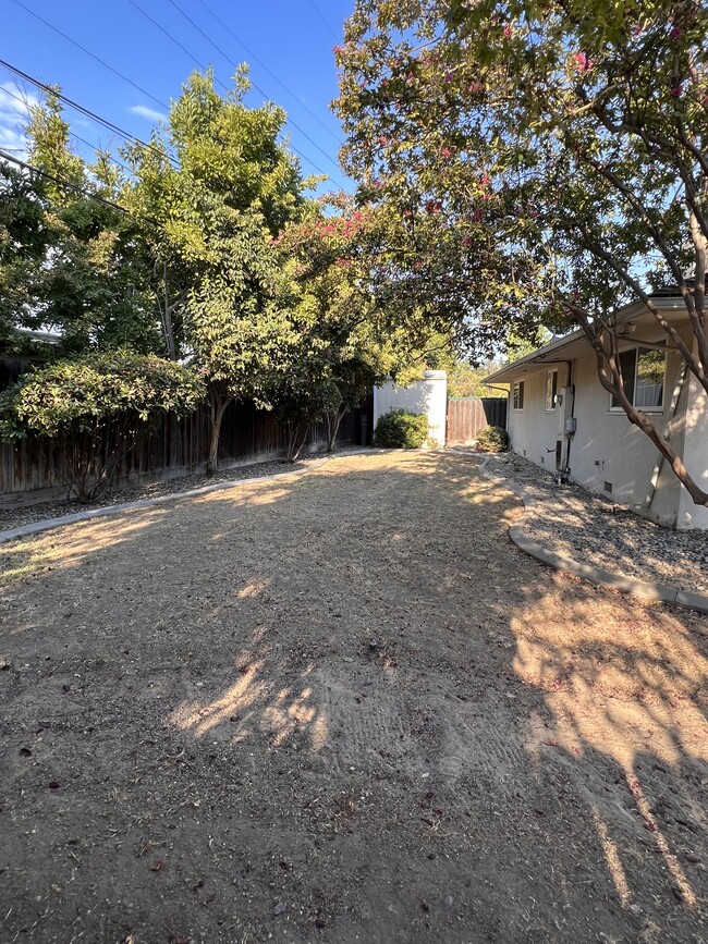 Building Photo - 1338 E Almendra Dr