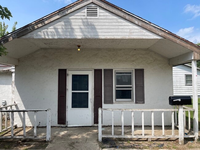 Primary Photo - 214 N California Ave