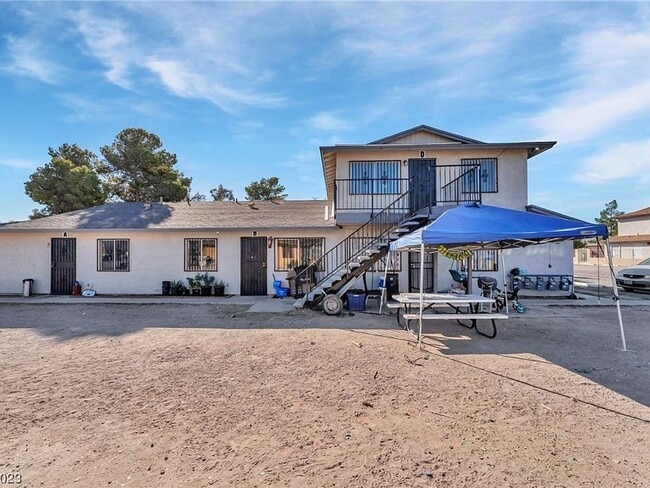 Building Photo - Charming 2-Bedroom Unit in a Well-Maintained 4-Plex!