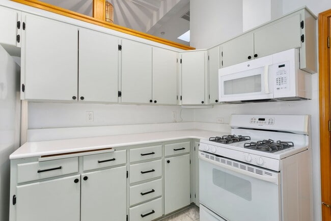 Building Photo - 2bd 2ba luxury duplex
