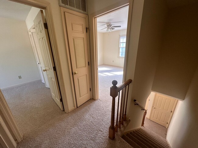 Building Photo - 2 Bed 2 Bath Townhouse