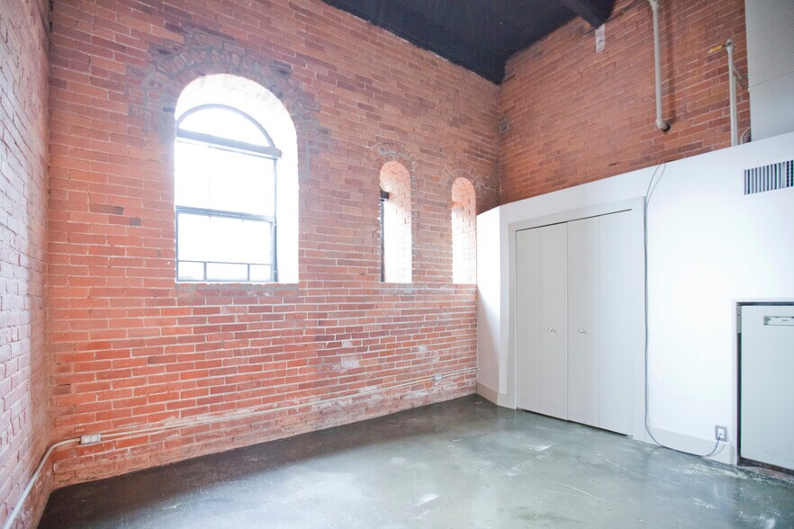 Building Photo - 6533 E Jefferson Ave