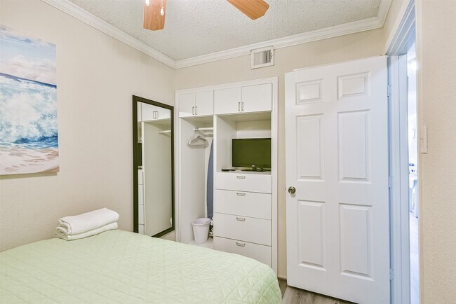 Building Photo - 6102 Seawall Blvd