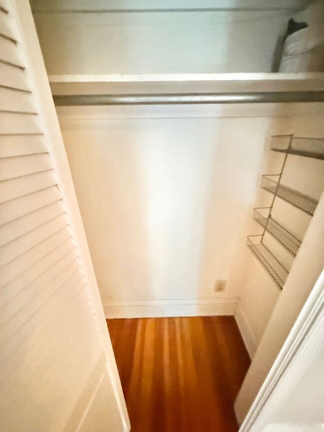 Building Photo - **BEST DEAL**Ghent -2 Bedroom condo 2nd Fl...
