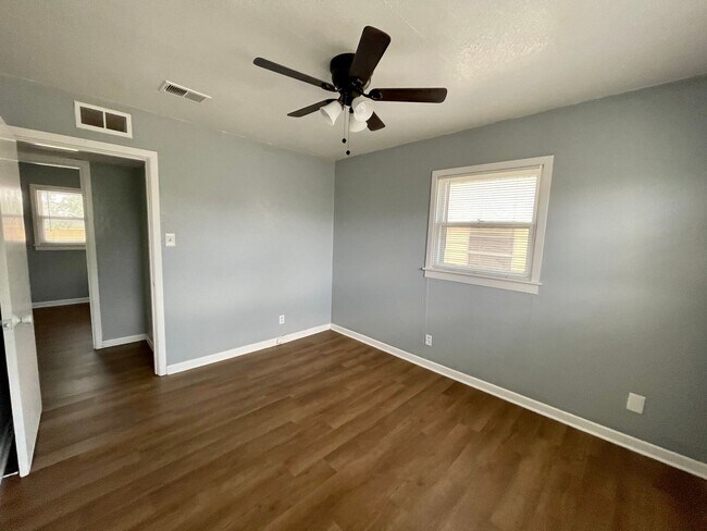 Building Photo - 4 bed 2 bath now available